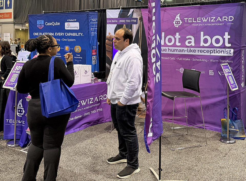 Fondatore di TeleWizard che parla con un partecipante allo stand di ABA TECHSHOW